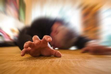 Une personne allongée qui fait une crise d'épilepsie. 