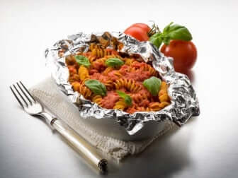 Une salade de pâtes dans du papier aluminium.