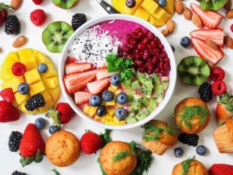 Un assortiment de fruits pour une alimentation infantile saine.