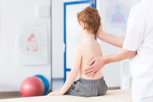 La scoliose chez les enfants : causes et traitement