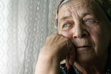 La solitude chez une femme âgée.