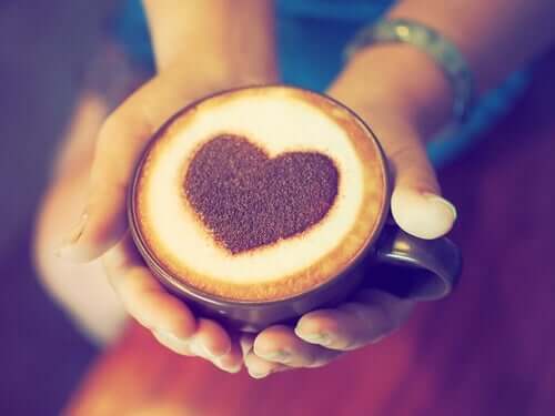 Quelle relation existe-t-il entre le café et les crises cardiaques ?