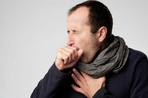 La pneumonie atypique se caractérise par une toux sèche.