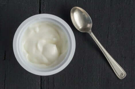 Le yaourt dans l'alimentation pour les personnes âgées.