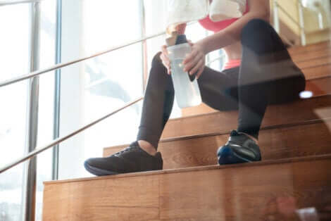 Une femme sportive qui s'hydrate.