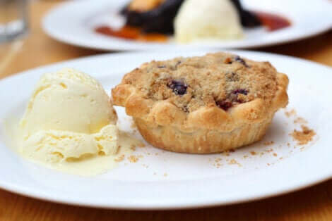 Un gâteau avec une boule de glace.