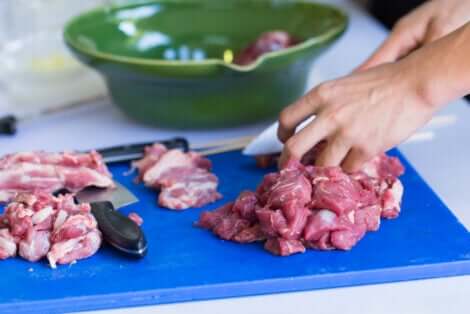 Découpage de viande crue.