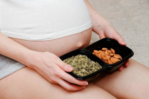 Les noix pendant la grossesse favorisent le développement du foetus.