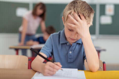 La migraine chez les enfants peut être un problème à l'école.