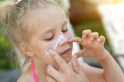 Une fillette utilisant une protection solaire.