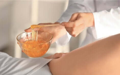 Une séance d'épilation à la cire.