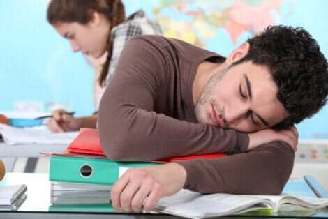 La narcolepsie peut mener à s'endormir n'importe où, comme par exemple en cours.