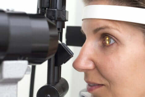 L'examen de l’œil d'une femme qui souffre de rétinite pigmentaire.