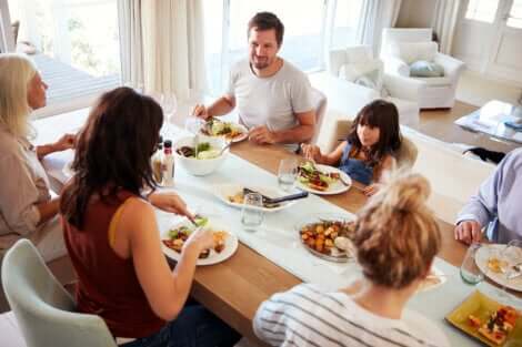 Une famille qui dîne à table.