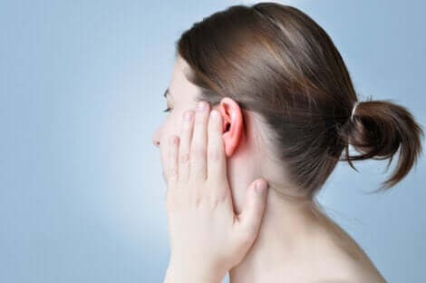 Une femme qui aurait besoin de la stimulation du nerf vague dans l'oreille.