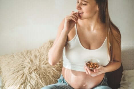 Une femme enceinte qui mange des amandes après le dîner.