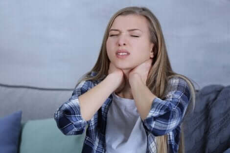 Une femme qui a mal à la gorge à cause d'une pharyngite virale.