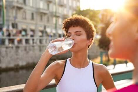 Avoir une alimentation saine en été et bien s'hydrater est important.