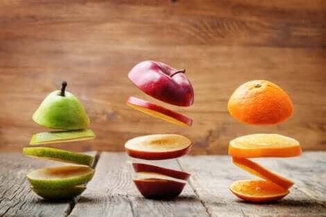 Trois fruits coupés. 