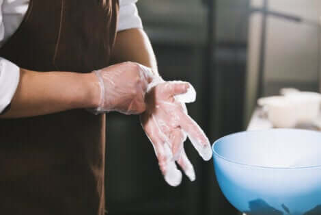 Un cuisinier avec des gants.