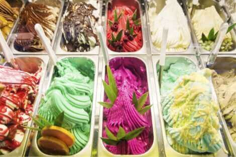 Des glaces colorées.