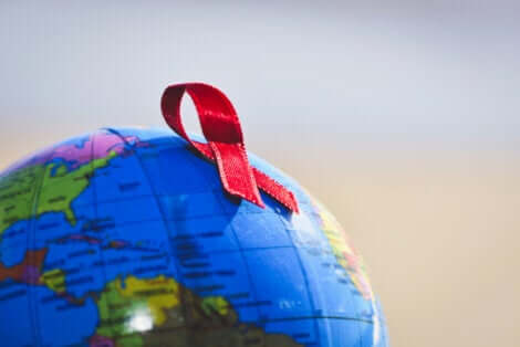 Le ruban du sida sur un globe.
