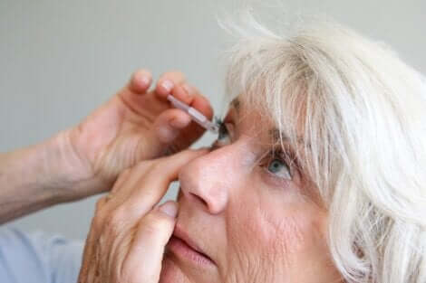 Des gouttes pour les yeux.