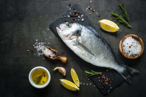 Parmi les aliments interdits pendant la grossesse figure le poisson cru.