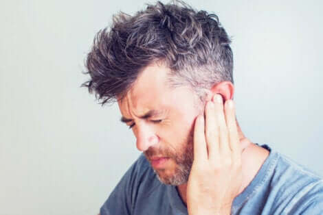 Un homme souffrant d'une douleur à l'oreille. 