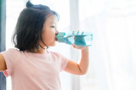 Une jeune fille qui boit de l'eau. 