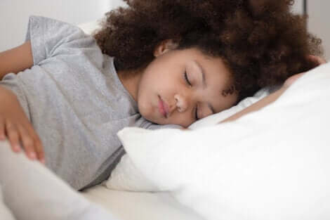 Une jeune fille qui dort.
