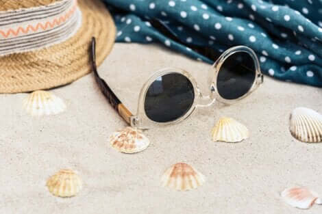 Se protéger les yeux en été avec des lunettes de soleil.