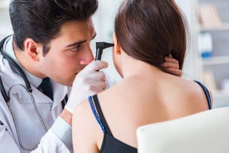 Un médecin en pleine stimulation du nerf vague dans l'oreille d'une patiente.