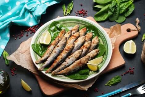 Une assiette de sardines cuites. 