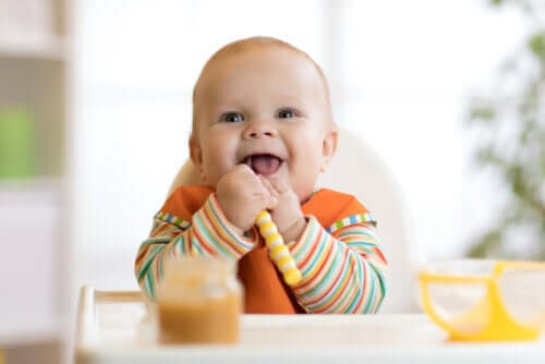 Sevrage du bébé : introduction des aliments solides