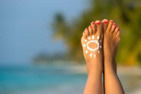 Il est important de prendre soin de ses pieds et de les protéger du soleil.