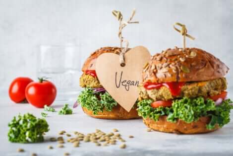 Quels groupes d'aliments composent le régime végan ?
