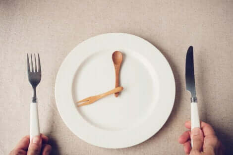 Assiette vide représentant une horloge.