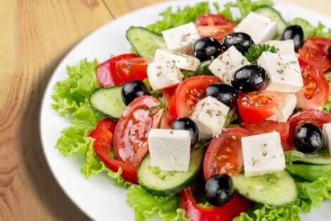Salade grecque avec du fromage feta. 