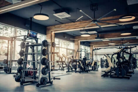 Une salle de sport vide.