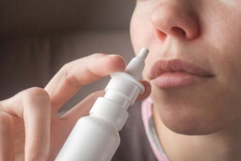 Un spray nasal pour soigner un rhume.
