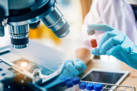 Un test en laboratoire sur les symptômes du VIH.