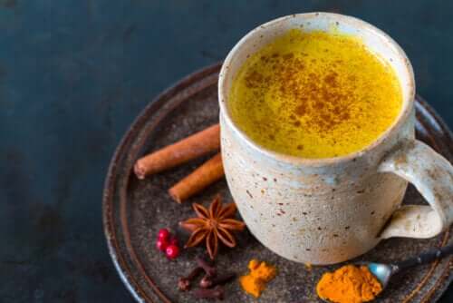 5 bénéfices du thé au curcuma et comment le préparer