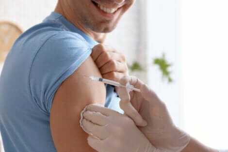 Un homme recevant un vaccin contre la septicémie à méningocoque.