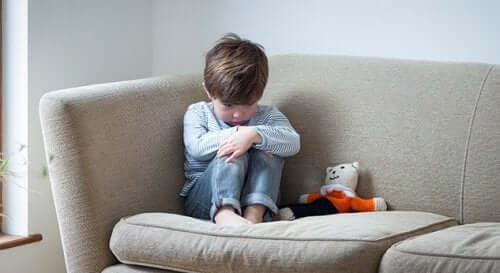 Un enfant triste dans un coin.