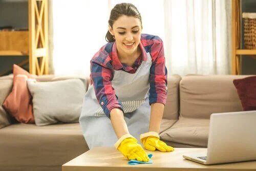 Une femme fait le ménage.