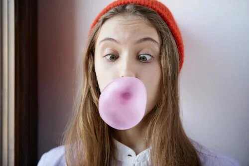 12 Astuces Pour Enlever Du Chewing Gum Coince Dans Les Cheveux Ameliore Ta Sante