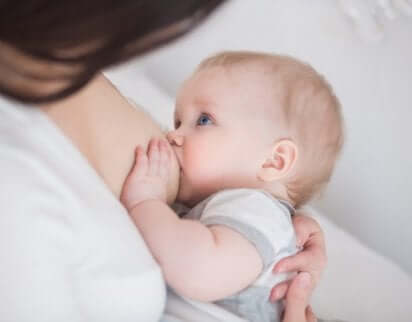 Un bébé qui tète le sein.