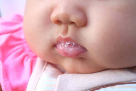 Un bébé qui bave.