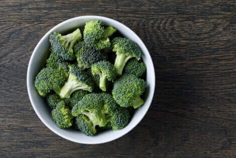 Un bol de brocoli surgelé.